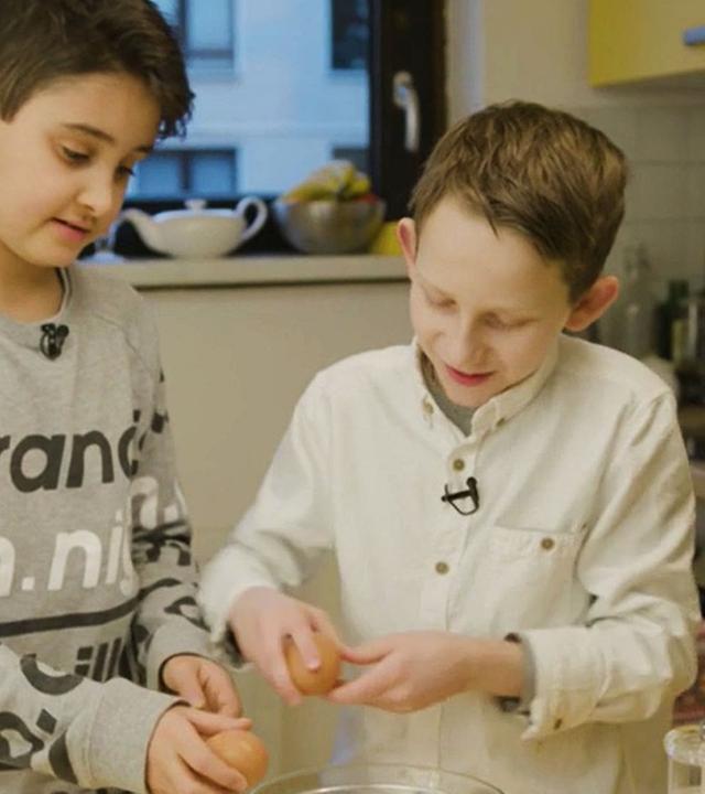Artem und Jelias feiern Masleniza/ Schmecksplosion - Lasst uns feiern! F: 1/10