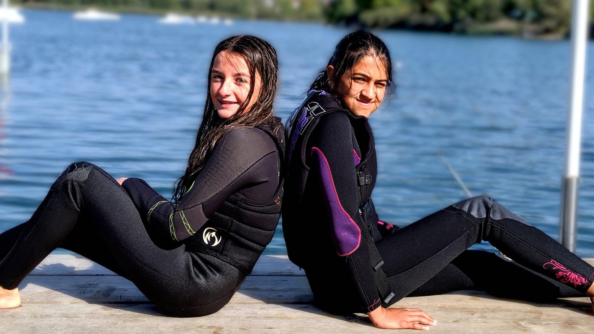 Wakeboarden: Zusammen Wellen reiten