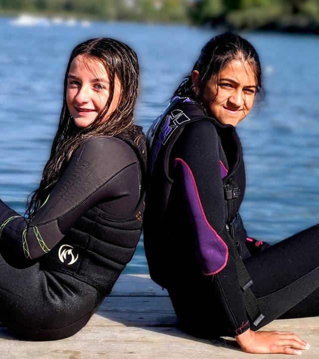 Wakeboarden: Zusammen Wellen reiten