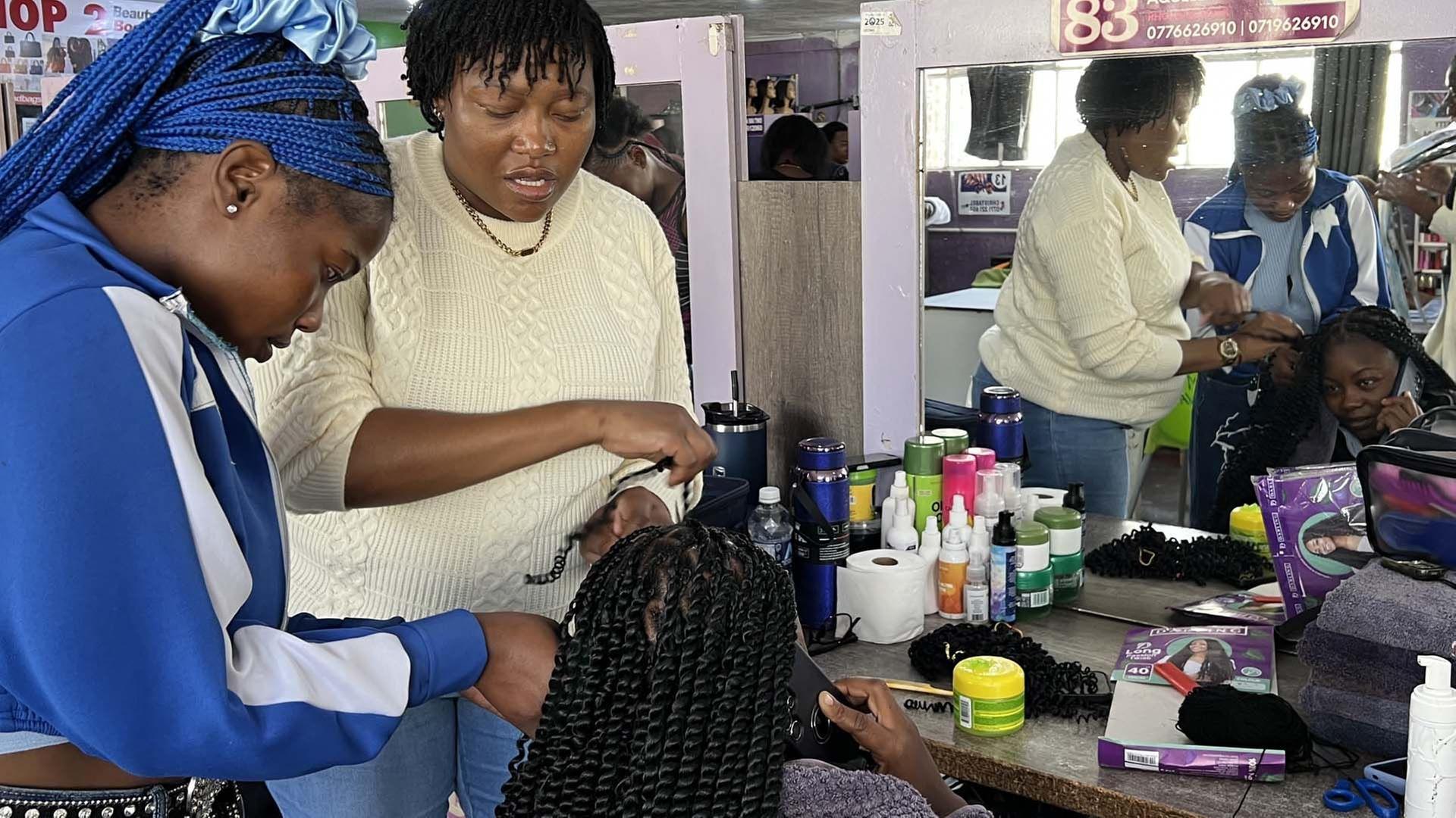 360 Reportage - Simbabwe: Die magischen Hände von Harare