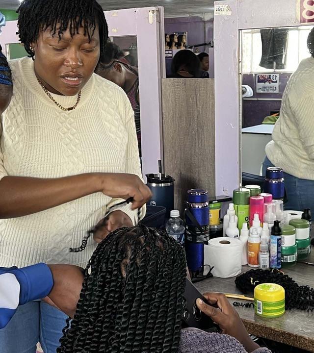 360 Reportage - Simbabwe: Die magischen Hände von Harare