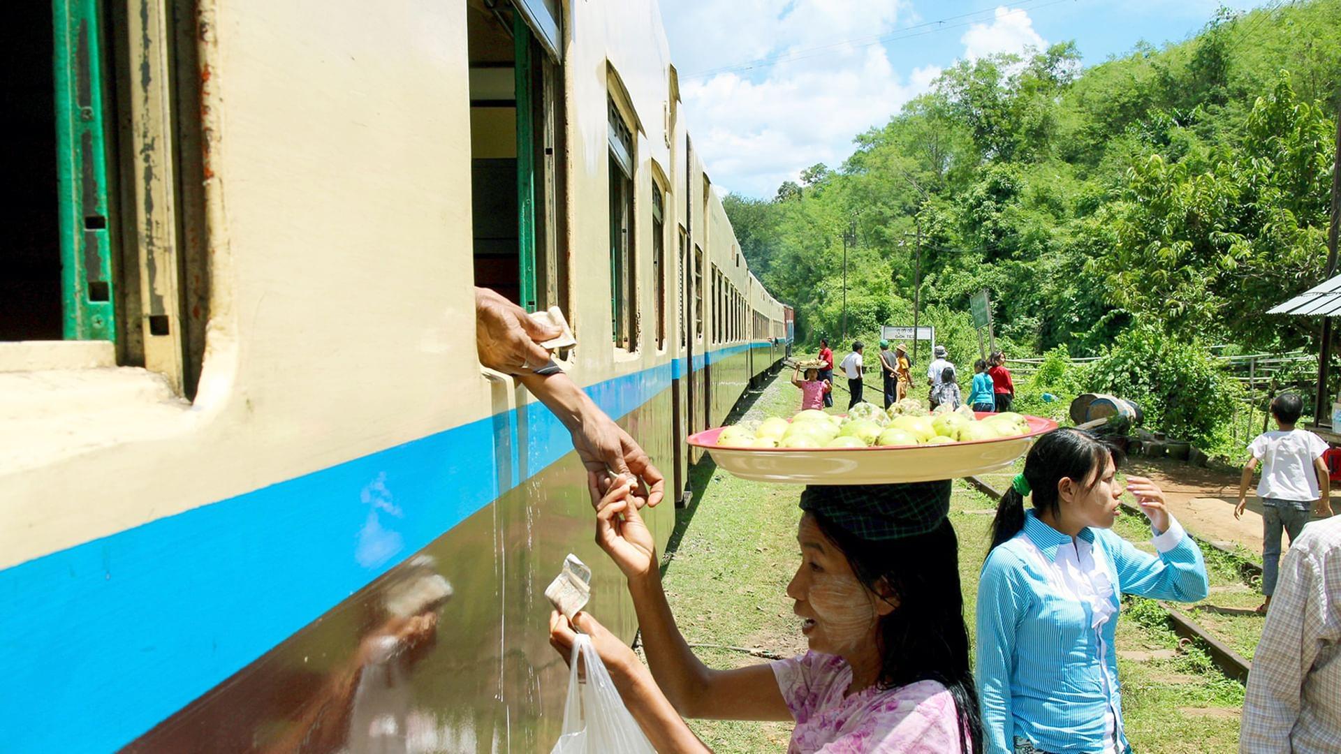 GEO Reportage - Myanmar: Per Zug durch die Zeit