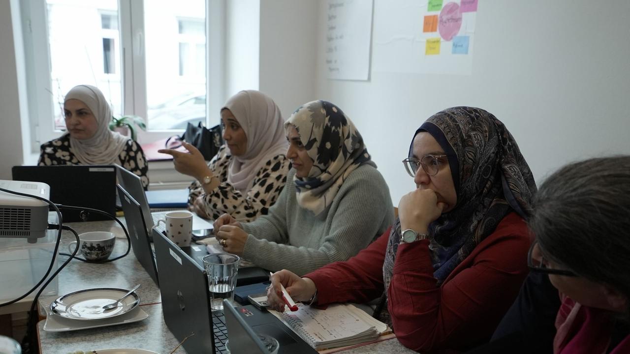 Wie die „Nachbarinnen“ migrantischen Frauen aus der Isolation helfen