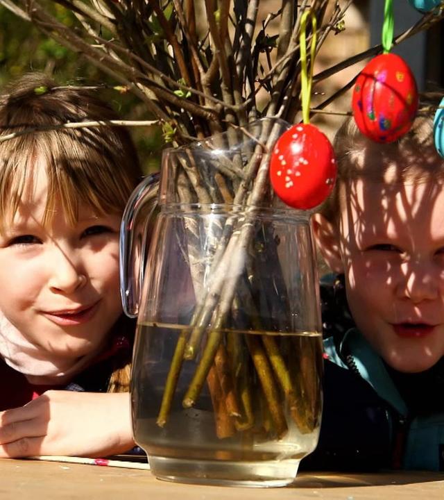 2658. Elena und Rosalie basteln einen Osterstrauß