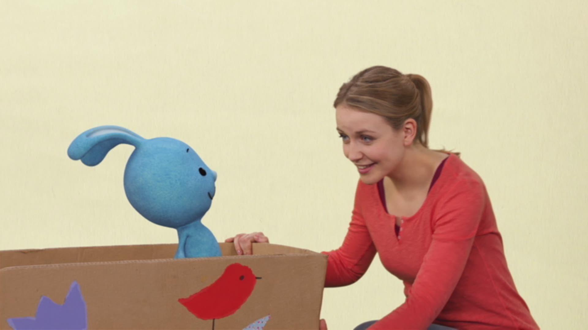Anni und Kikaninchen kuscheln mit dem Affenbaby