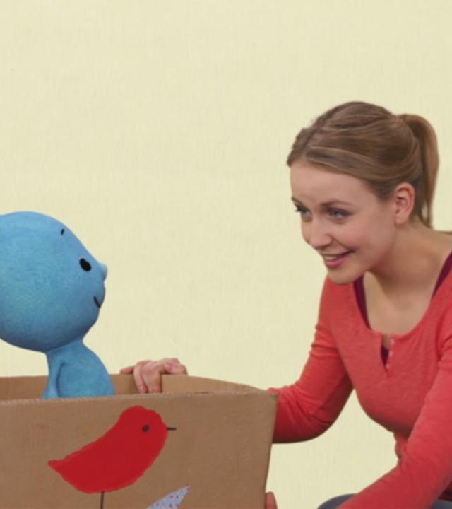 Anni und Kikaninchen kuscheln mit dem Affenbaby