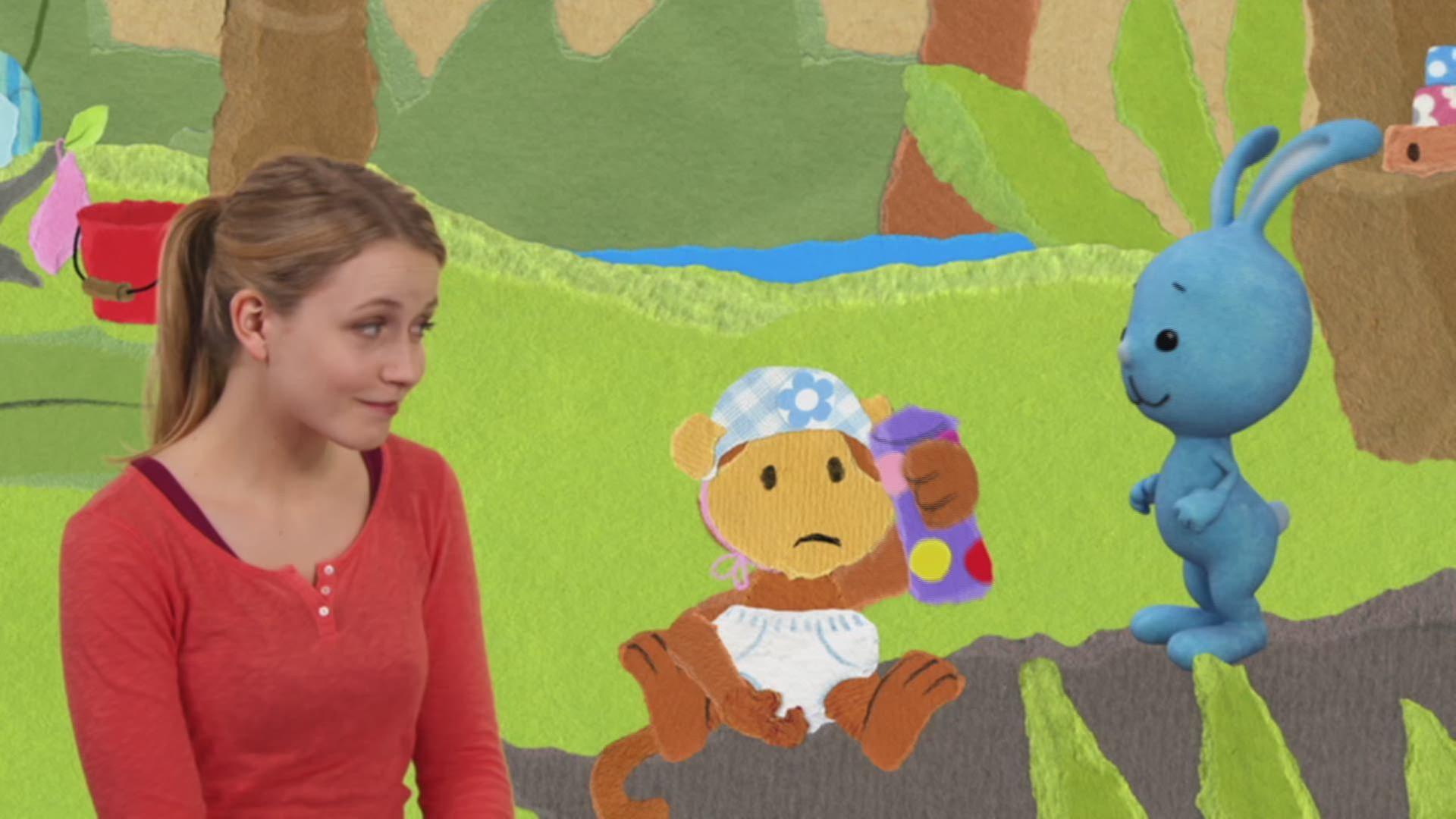 Anni und Kikaninchen wickeln das Affenbaby