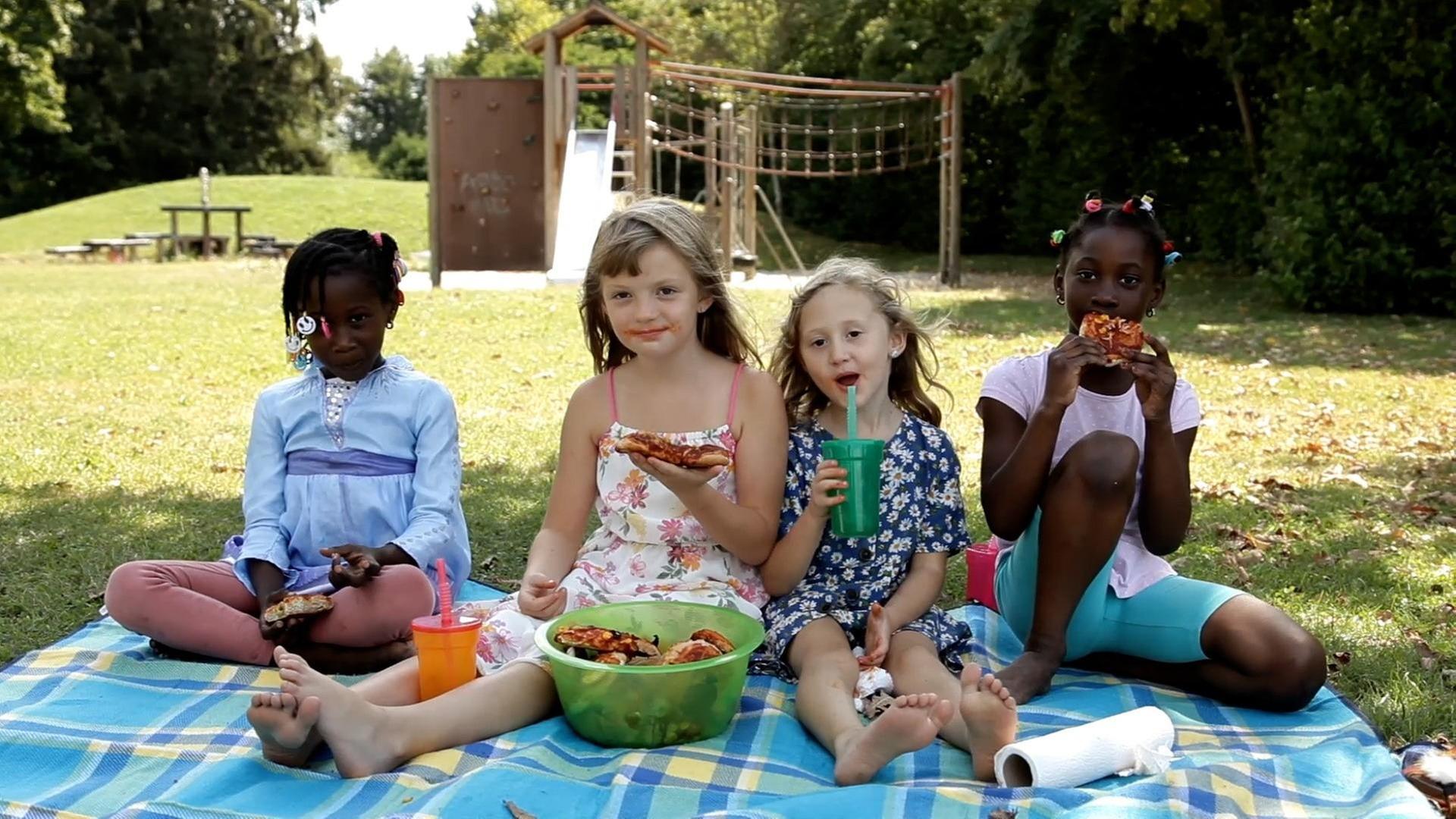 Awa, Aminata, Annelie und Magdalena machen Pizza