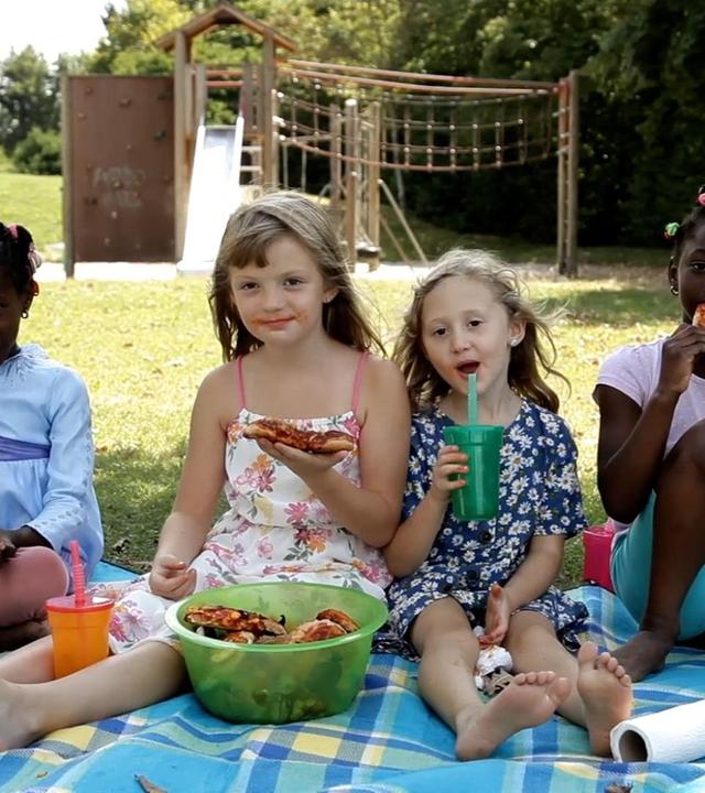 Awa, Aminata, Annelie und Magdalena machen Pizza