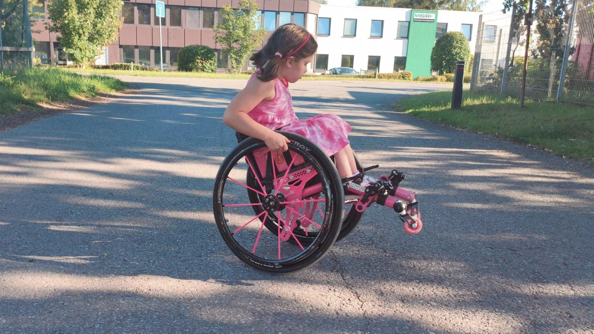 Aylin skatet mit dem Rolli