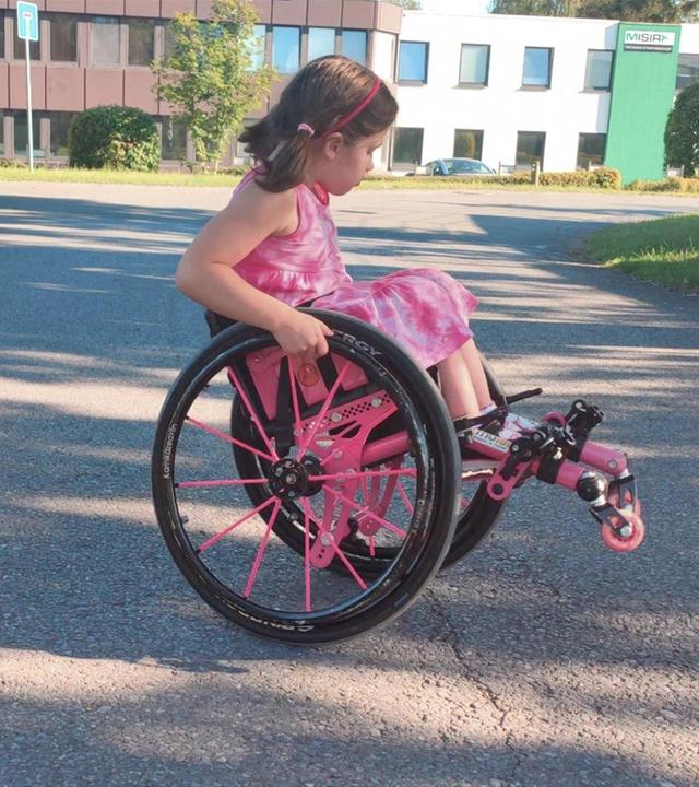 Aylin skatet mit dem Rolli