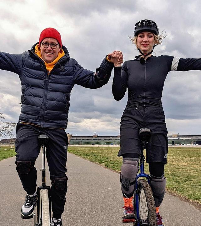 Ben fährt Einrad mit Jana Tenambergen