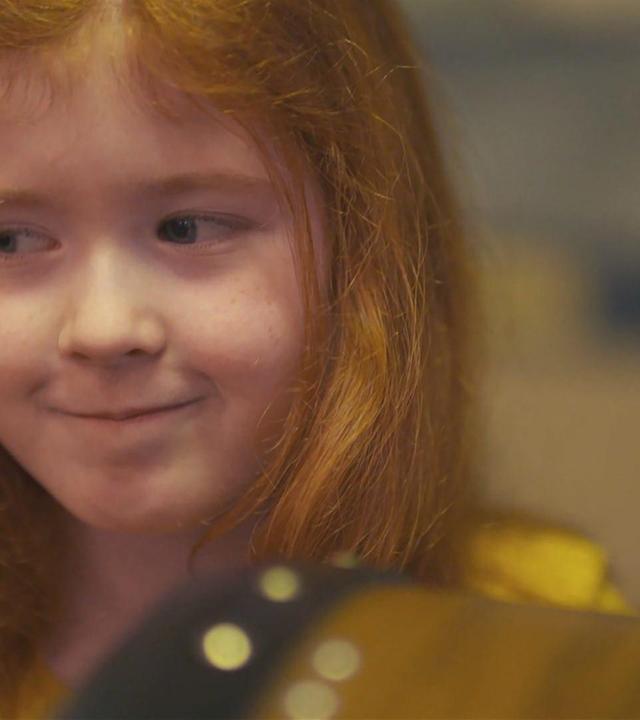 Cédhla spielt Trommel