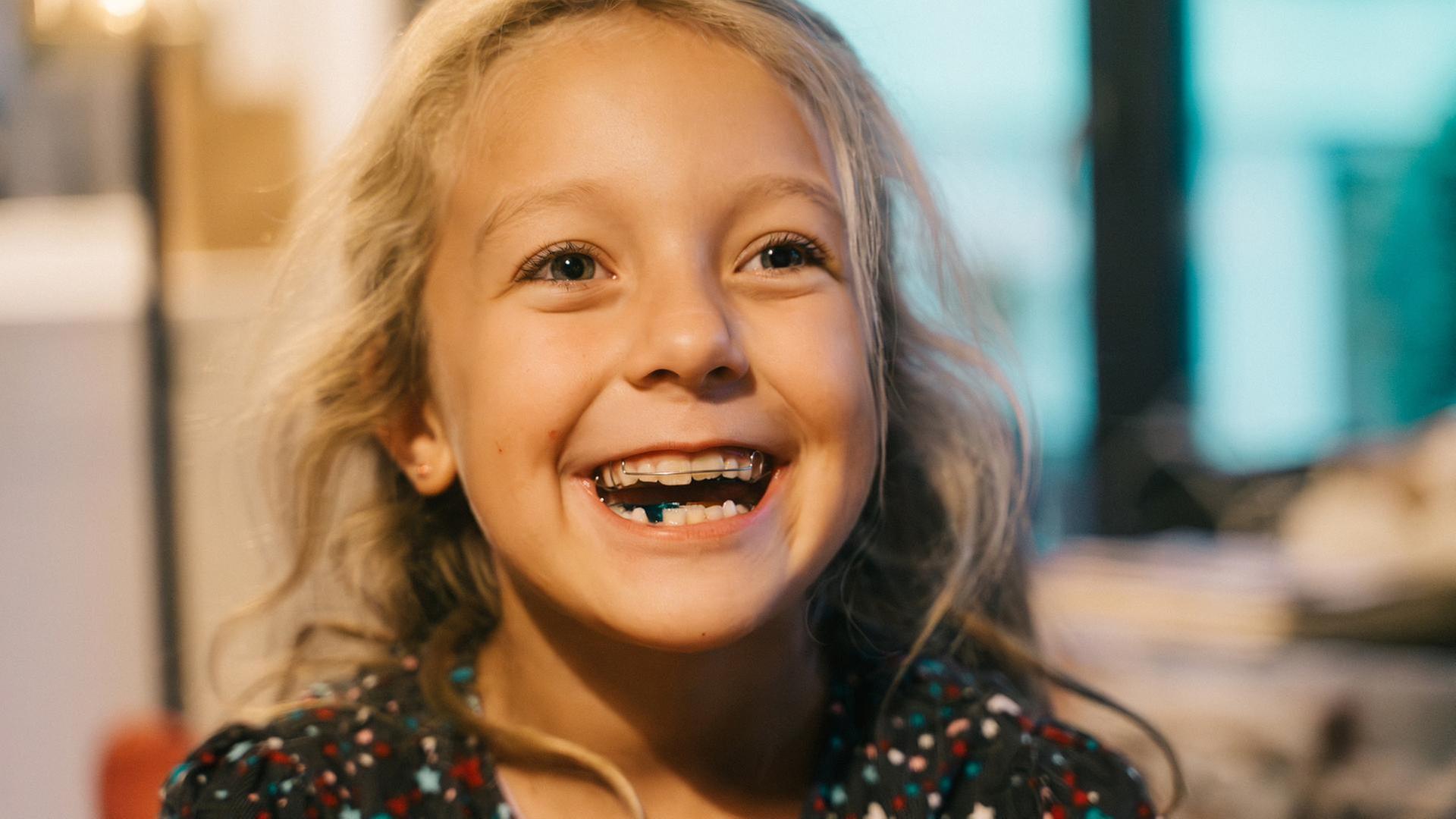 Charlotte hat eine Zahnspange