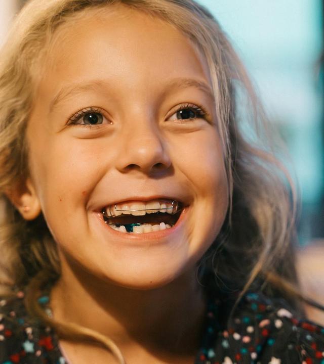 Charlotte hat eine Zahnspange