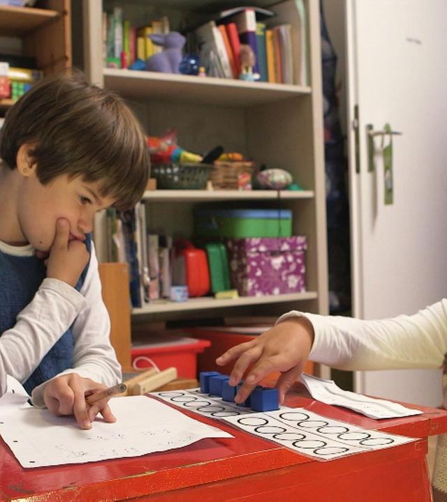 Clara und Celia spielen Schule