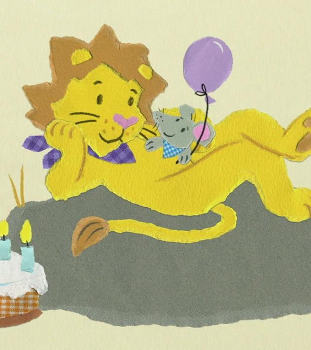 Die kleine Maus und der Löwe feiern Geburtstag