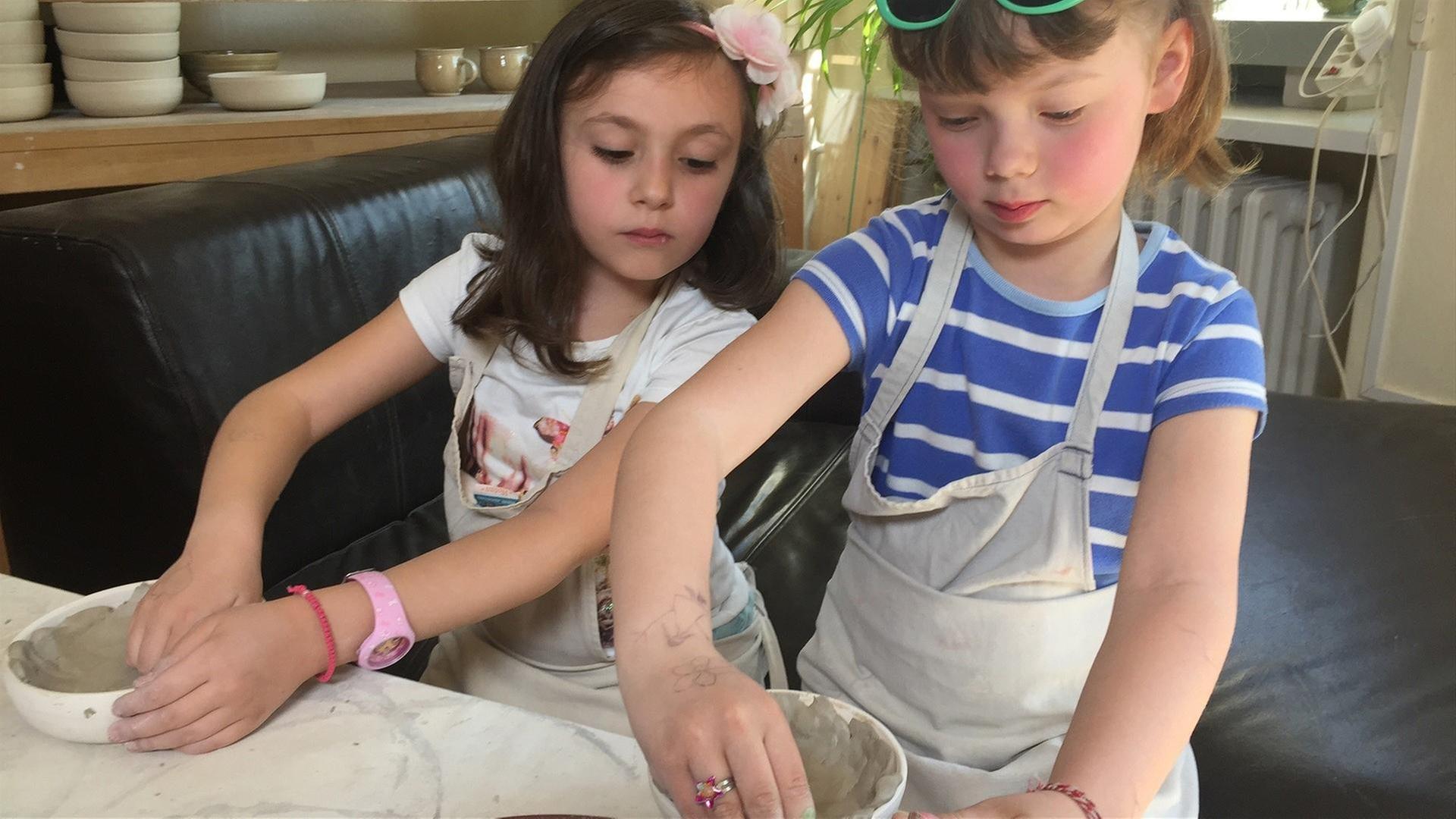 Elisabeth beim Töpfern