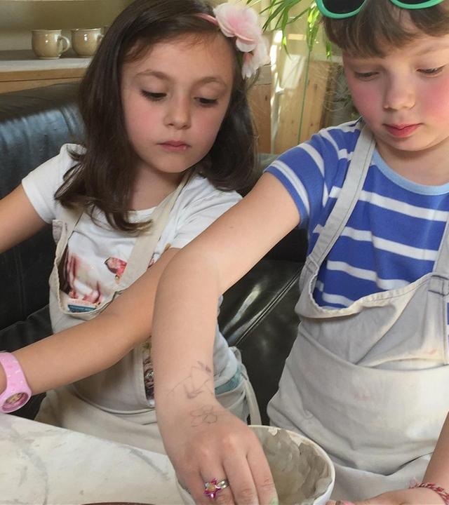 Elisabeth beim Töpfern