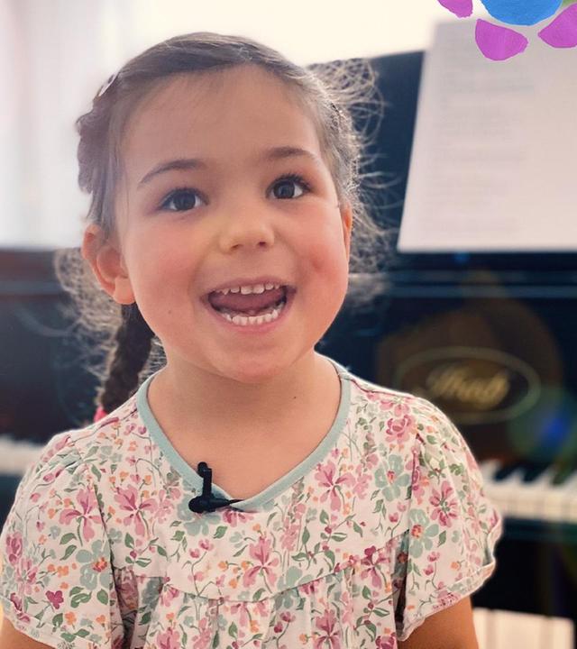 Felia macht Sprechübungen