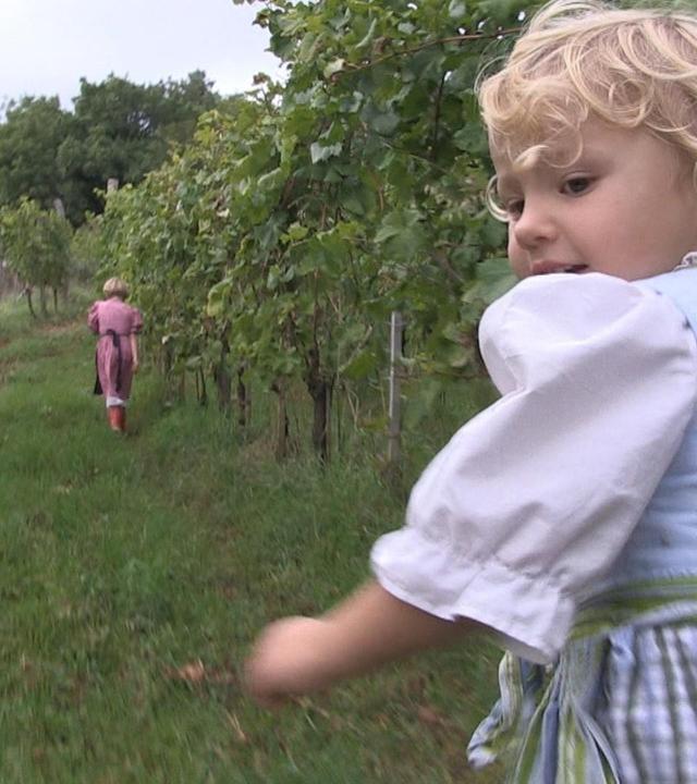 Helena macht Traubensaft
