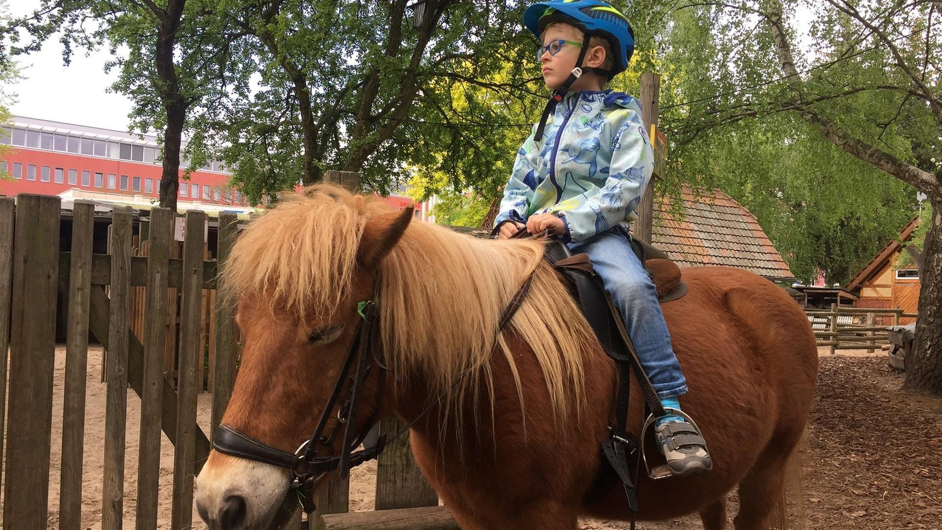 Jakob beim Ponyreiten