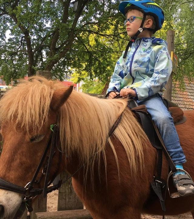 Jakob beim Ponyreiten