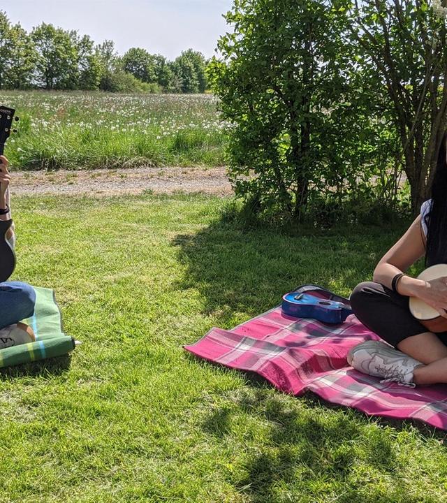 Jess lernt Ukulele mit Leolixl