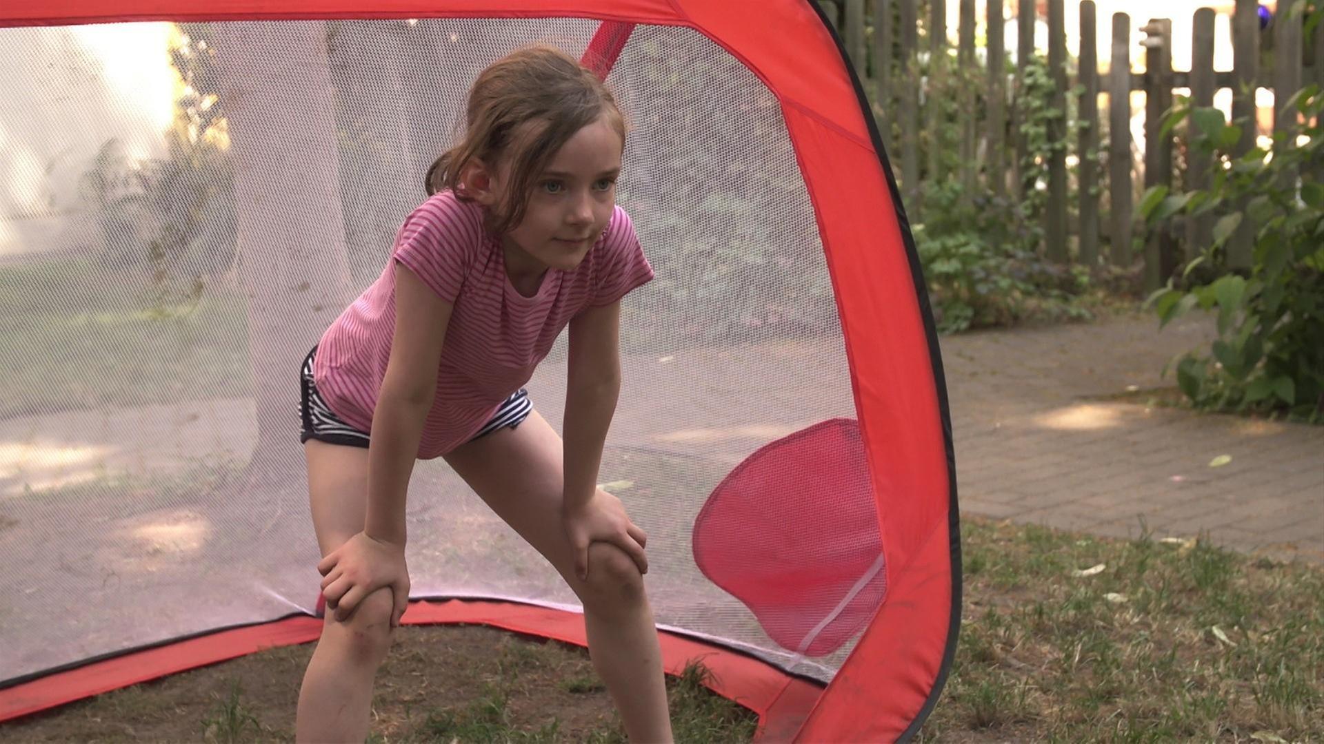 Käte spielt Fußball