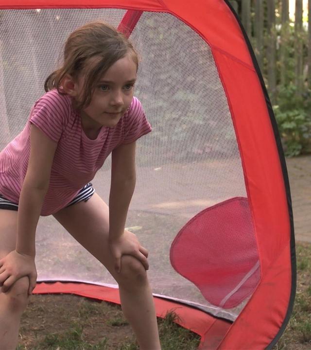 Käte spielt Fußball