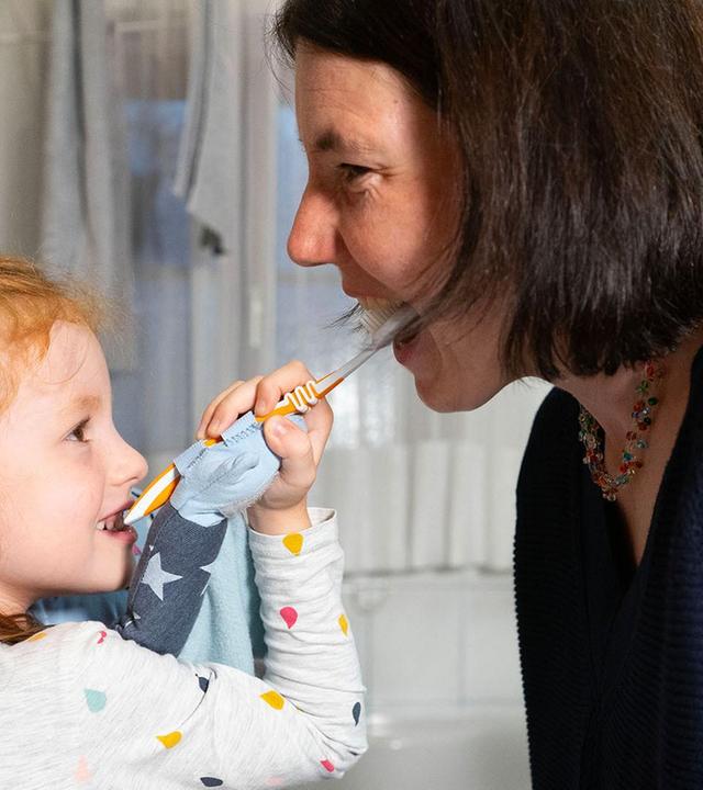 Karolina will nicht die Zähne putzen