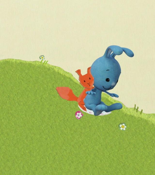 Kikaninchen rutscht auf einem Tellerschlitten