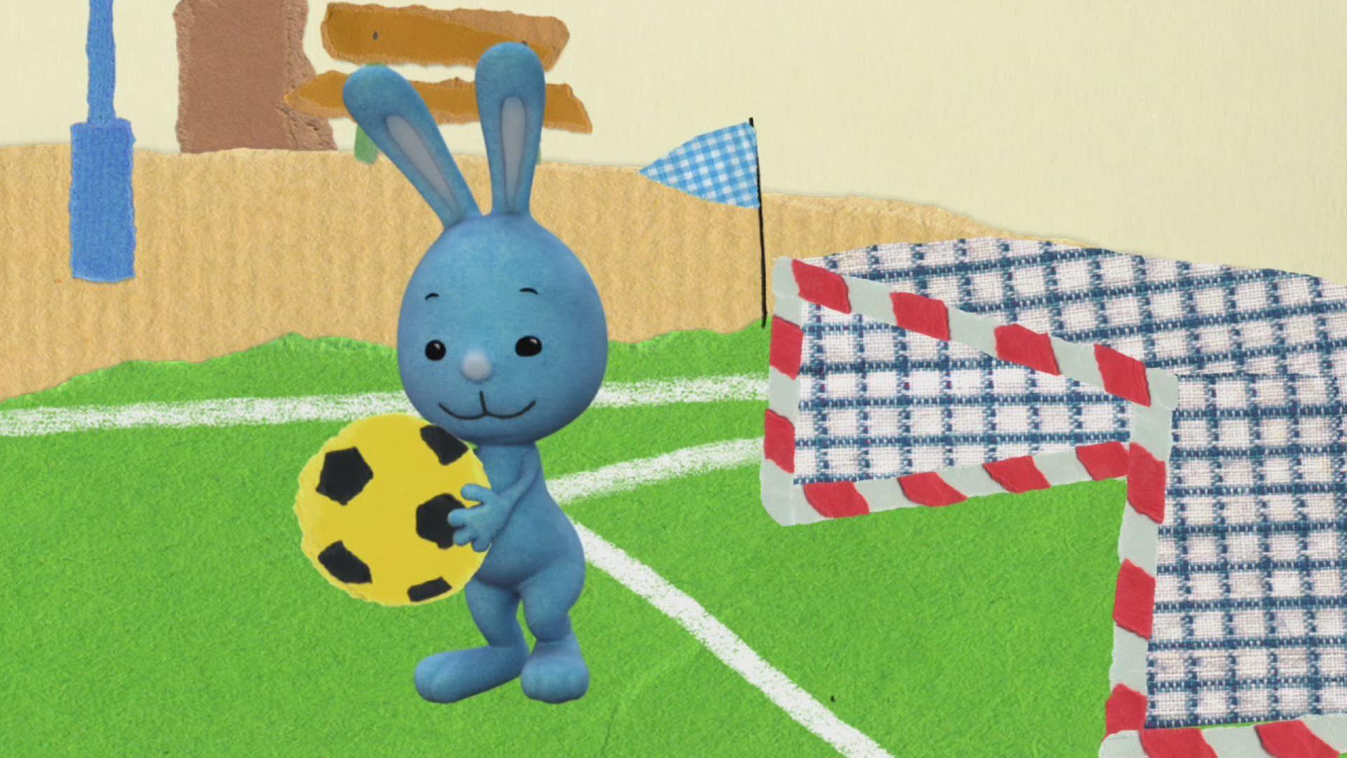 Kikaninchen spielt Fußball mit Affe und Elefant