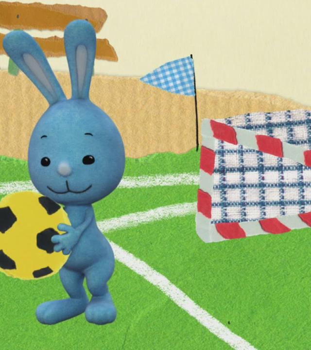 Kikaninchen spielt Fußball mit Affe und Elefant