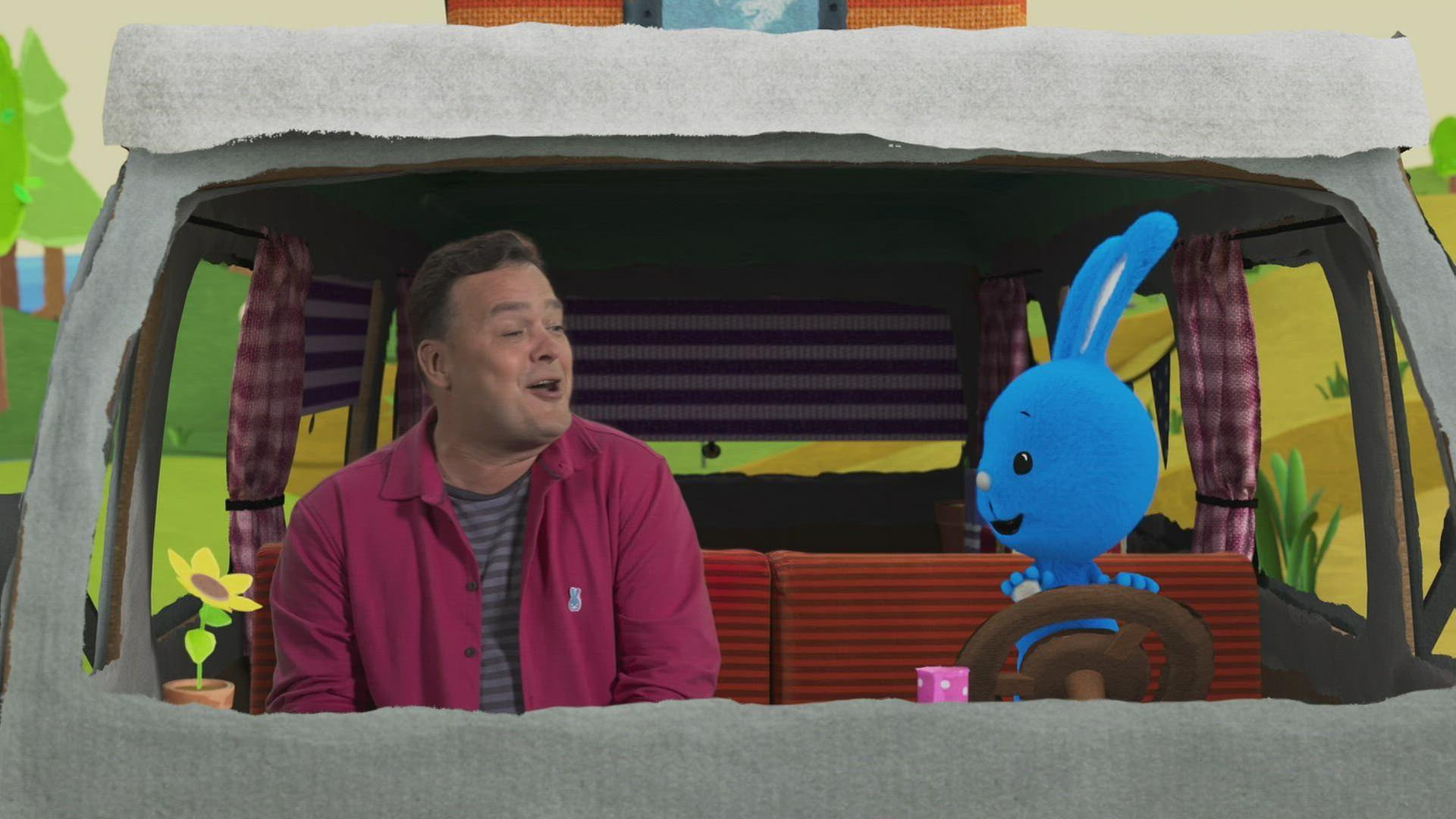Kikaninchen und Christian singen gemeinsam im Bus