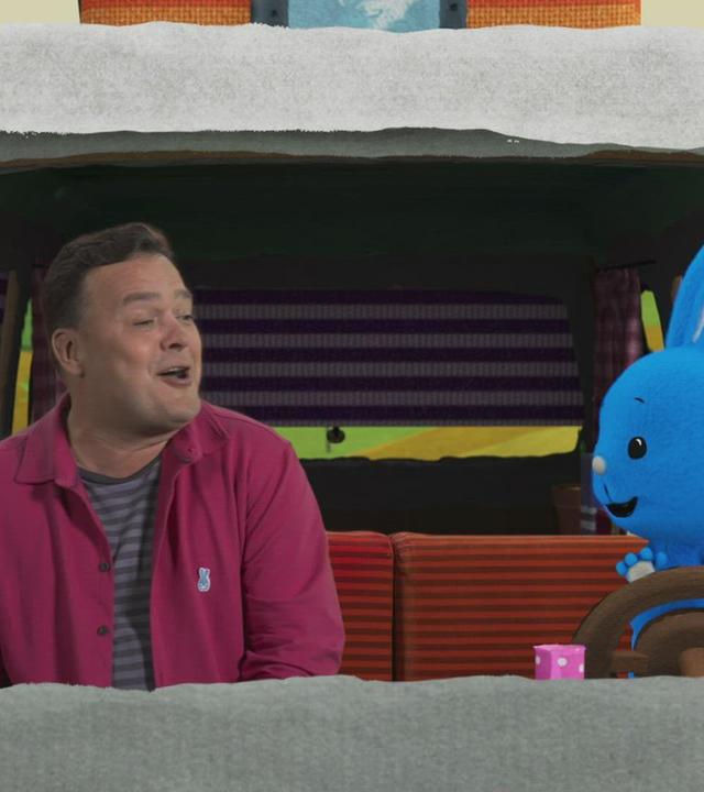 Kikaninchen und Christian singen gemeinsam im Bus