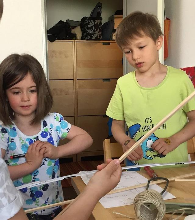 Leo baut einen Drachen