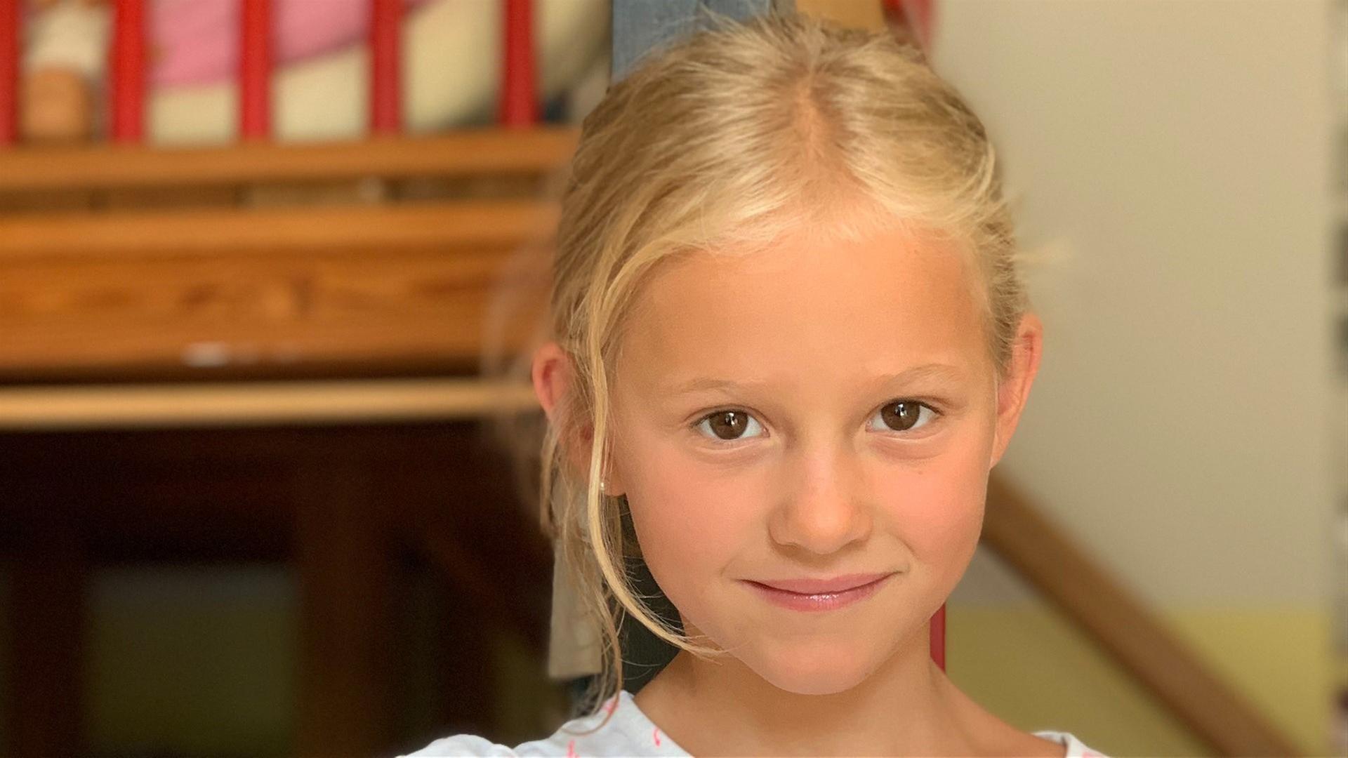Livia verkauft beim Flohmarkt