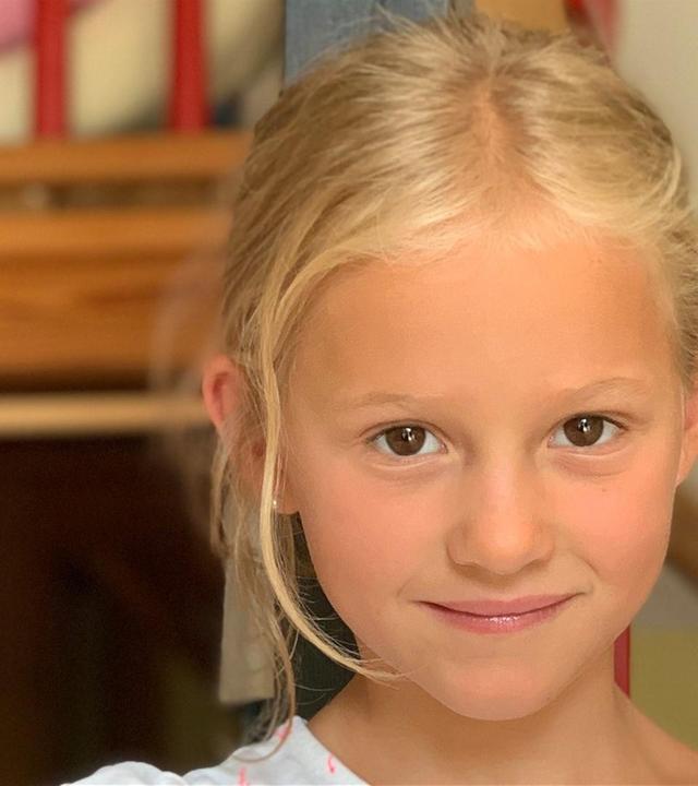 Livia verkauft beim Flohmarkt