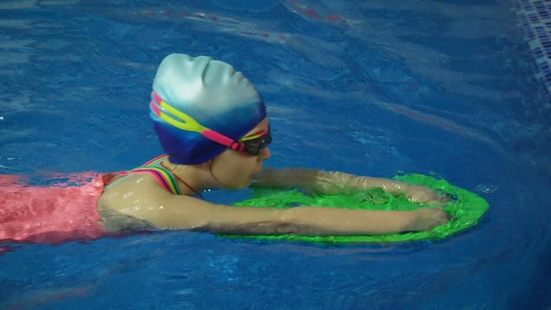 Liza schwimmt sich stark