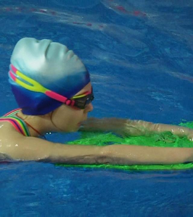 Liza schwimmt sich stark