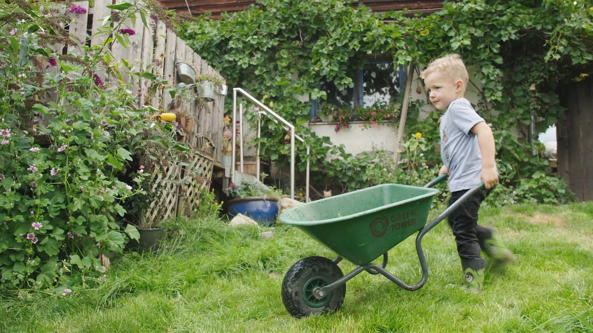 Luis füttert die Tiere