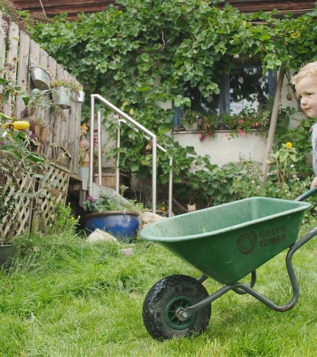 Luis füttert die Tiere