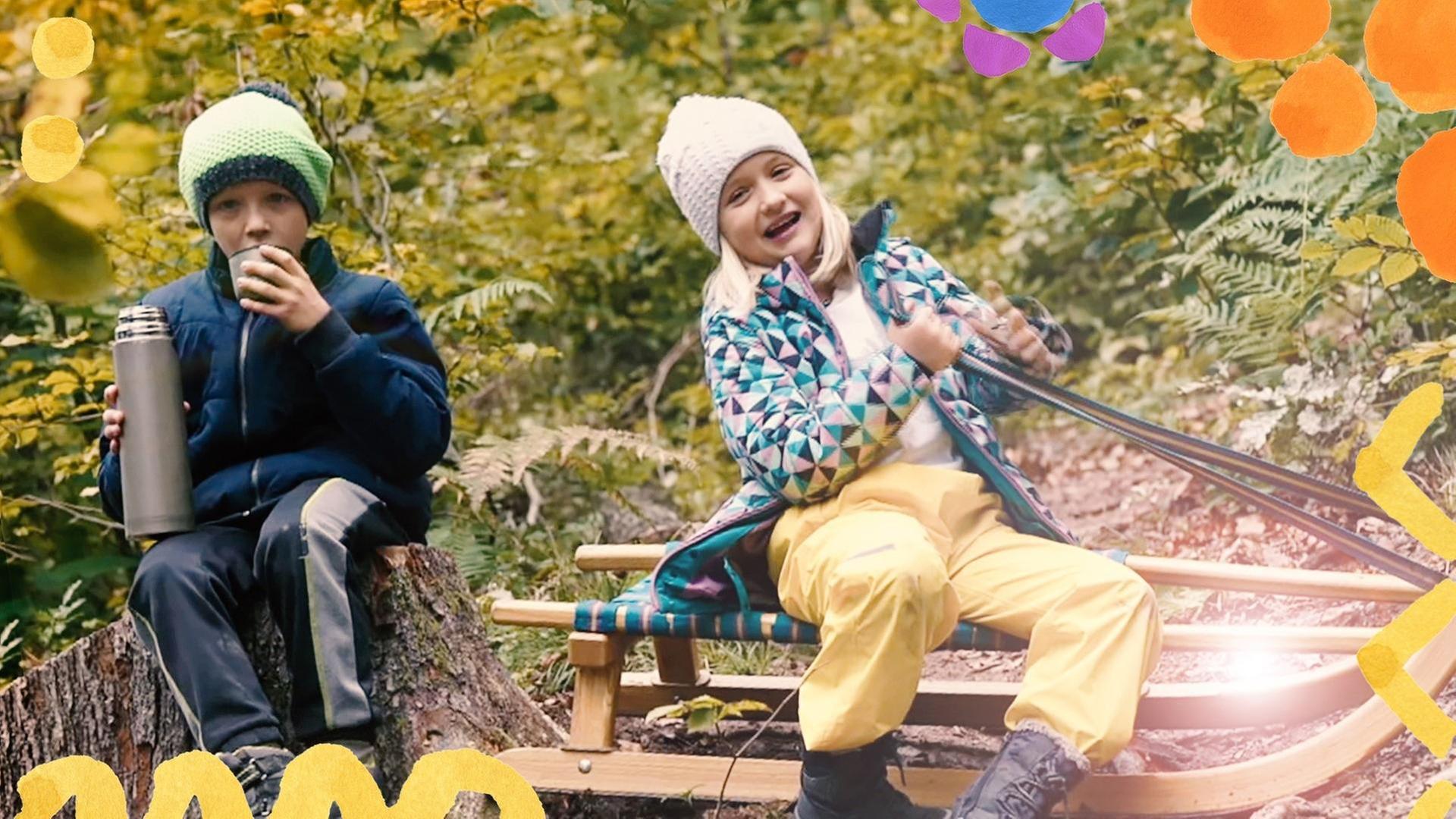 Neža und Lovro rodeln ohne Schnee