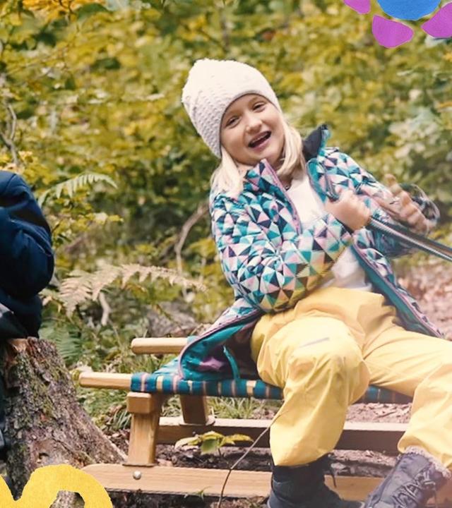 Neža und Lovro rodeln ohne Schnee