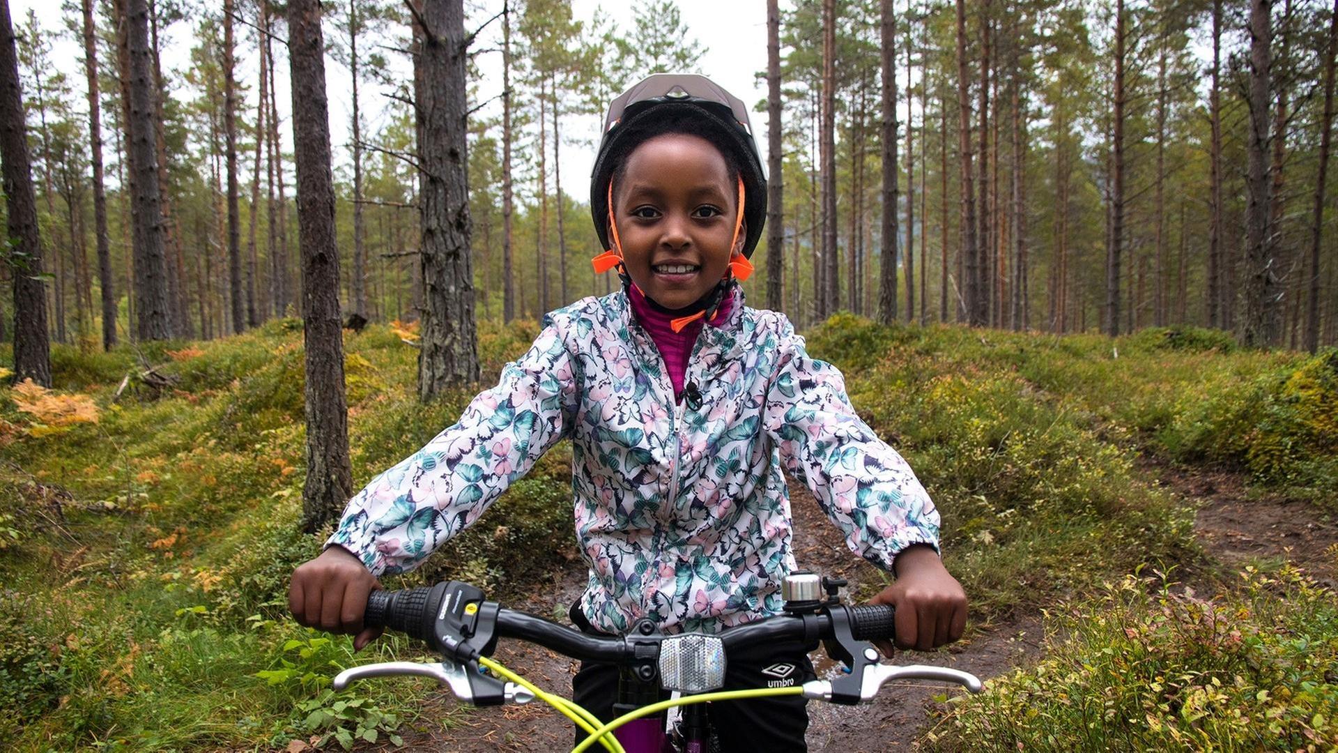 Paola fährt Mountainbike