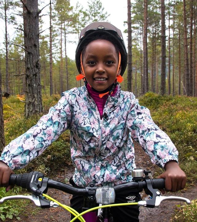 Paola fährt Mountainbike