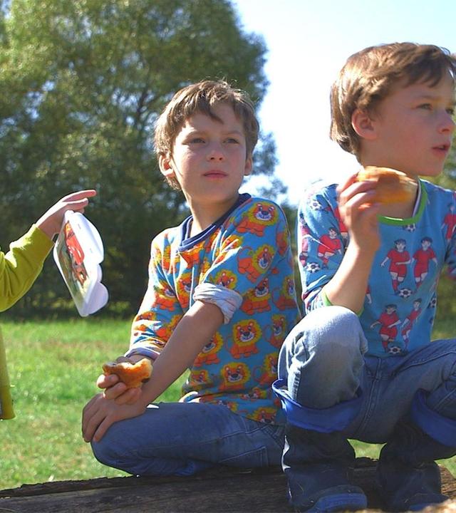 Pelle, Rasmus und Leo bauen einen Staudamm