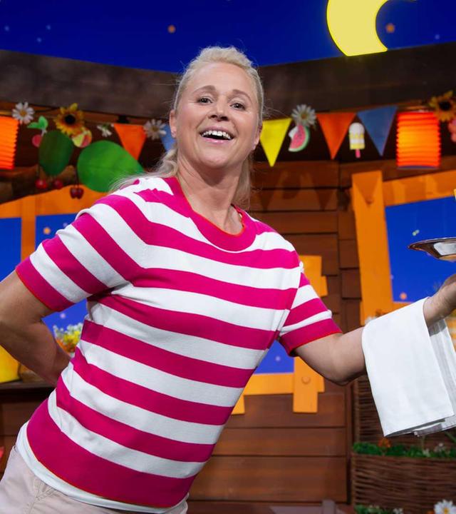 Singa als Kellnerin: Balance-Spiel