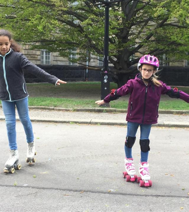Sofia macht Rollkunstlauf